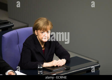 Berlin, Allemagne. Dec 18, 2014. Livraison d'une déclaration gouvernementale par la chancelière allemande Angela Merkel -pour le prochain Conseil européen les 18 et 19 décembre à Bruxelles 2014 au Bundestag, le 18 décembre 2014 à Berlin, Allemagne. Photo : la Chancelière Angela Merkel (CDU). Credit : Reynaldo Chaib Paganelli/Alamy Live News Banque D'Images