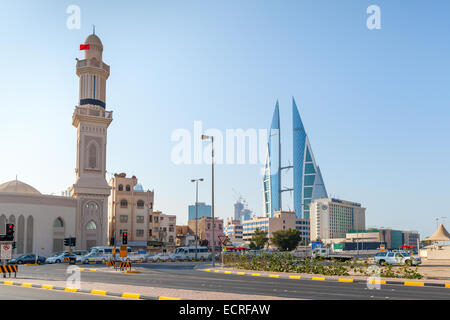 Manama, Bahreïn - le 21 novembre 2014 : Sheikh Hamad Causeway Street view avec mosquée et le Bahrain World Trade Center Banque D'Images