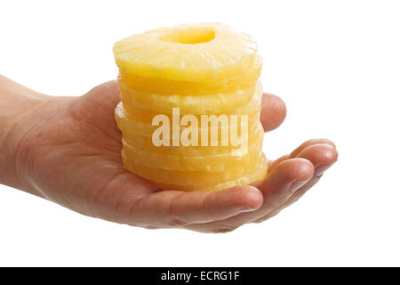 Tranches de l'ananas dans la paume isolé sur fond blanc Banque D'Images