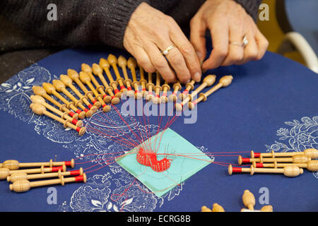 Une femme belge faire de la dentelle, Bruges, Belgique, Europe Banque D'Images