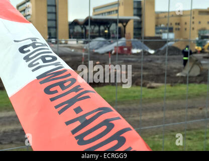 Brandenburg, Allemagne. Dec 18, 2014. Ruban de signalisation des volets dans le vent à la gare centrale de Potsdam, dans le Brandebourg, Allemagne, 18 décembre 2014. Un avion de 250 kg de bombes de la Seconde Guerre mondiale a été trouvé à la gare centrale. Le unexploder bombe a été découverte au cours de travaux de construction. PHOTO : GEORG-STEFAN RUSSEW/dpa/Alamy Live News Banque D'Images