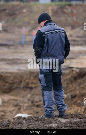 Potsdam, Allemagne. Dec 18, 2014. Un employé de l'élimination d'armes et de munitions service examine l'emplacement de la découverte près de la gare centrale de Potsdam en Potsdam, Allemagne, 18 décembre 2014. Un avion de 250 kg de bombes de la Seconde Guerre mondiale a été trouvé à la gare centrale. Le unexploder bombe a été découverte au cours de travaux de construction. PHOTO : JULIAN STAEHLE/dpa/Alamy Live News Banque D'Images