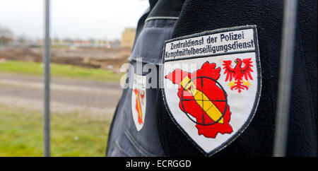 Potsdam, Allemagne. Dec 18, 2014. L'insigne du service d'élimination des armes et des munitions, tourné à la gare centrale de Potsdam Potsdam, Allemagne, 18 décembre 2014. Un avion de 250 kg de bombes de la Seconde Guerre mondiale a été trouvé à la gare centrale. La bombe non explosée a été découvert au cours de travaux de construction. PHOTO : JULIAN STAEHLE/dpa/Alamy Live News Banque D'Images