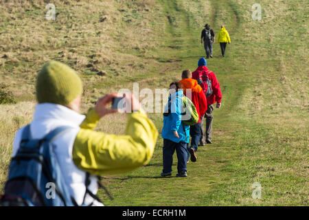 Les promeneurs sur le chemin près de la côte de Norfolk, au Royaume-Uni. Sheringham Banque D'Images