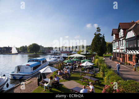 Par l'amarrage Swan Inn sur la rivière Bure à Horning, Norfolk Banque D'Images