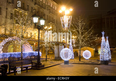 Moscou - le 28 décembre 2013 : la rue Tverskaya allumé pour fêtes de Noël et du Nouvel An. Banque D'Images