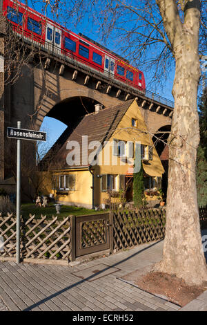 Petite maison individuelle dans le cadre d'un viaduc, ROSENSTEINSTRASSE URBAIN, ferroviaire, Stuttgart, BADEN-Württemberg, Allemagne Banque D'Images