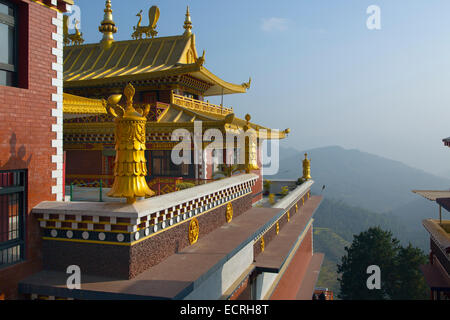 Namo Buddha Shrine au sommet d'une colline à 1982 mètres important site de pèlerinage bouddhiste près de Panauti Népal Banque D'Images