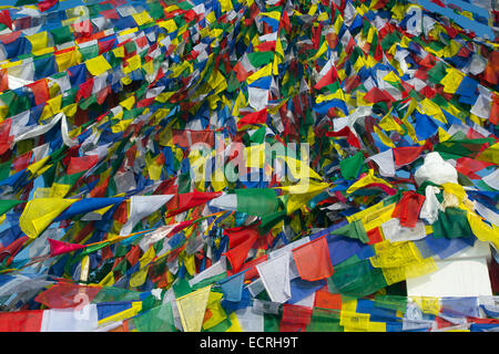 Les drapeaux de prières à Namo Bouddha culte sur le haut d'une colline à 1982 m centre de pèlerinage important Panauti Népal Banque D'Images