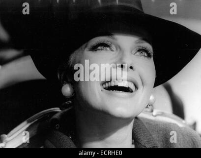 Fichier. Dec 18, 2014. Actrice écran italienne Virna Lisi, célèbre dans les années 1960 qui figure en regard de stars dont F. Sinatra, est décédé à l'âge de 78 ans. Lisi, fameuse pour sa beauté et les boucles blondes, taillées dans une carrière à Hollywood, avec des films tels que la façon de tuer votre femme. Elle a été une force dans le cinéma européen, en remportant le prix de la meilleure actrice au festival de Cannes 1994 fresque historique français La Reine Margot. Lisi avait été due à un retour à l'écran dans la comédie italienne 'Latin Lover' qui sera disponible l'année prochaine. Credit : ZUMA Press, Inc./Alamy Live News Banque D'Images