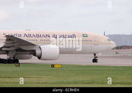 Saudi Arabian Airlines Boeing 777, la circulation au sol en face de l'Aéroport International de Manchester. Banque D'Images