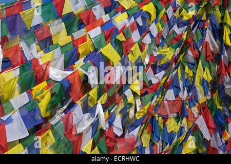 Les drapeaux de prières à Namo Bouddha culte sur le haut d'une colline à 1982 m centre de pèlerinage important Panauti Népal Banque D'Images