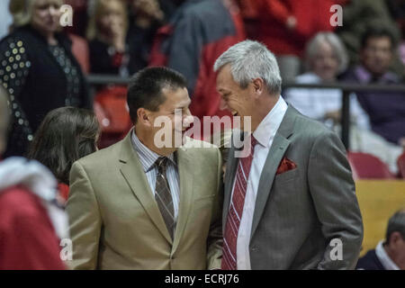 Albuquerque, Nouveau Mexique. 25Th Dec, 2014. Central Arkansas entraîneur-chef Ours Russ Pennell et New Mexico Lobos entraîneur en chef Graig Neal parler avant le match de basket-ball de NCAA entre ours et Central Arkansas University New Mexico Lobos à la fosse à Albuquerque, Nouveau Mexique. Les Lobos a vaincu les Bears 76-55. Image libre de droits : crédit Lou Novick/Cal Sport Media/Alamy Live News Banque D'Images