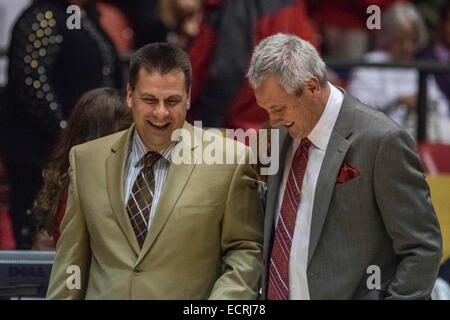 Albuquerque, Nouveau Mexique. 25Th Dec, 2014. Central Arkansas entraîneur-chef Ours Russ Pennell et New Mexico Lobos entraîneur en chef Graig Neal parler avant le match de basket-ball de NCAA entre ours et Central Arkansas University New Mexico Lobos à la fosse à Albuquerque, Nouveau Mexique. Les Lobos a vaincu les Bears 76-55. Image libre de droits : crédit Lou Novick/Cal Sport Media/Alamy Live News Banque D'Images