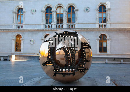 L'Irlande, Dublin, Trinity College, Arnaldo Pomodoro dans une sphère sphère de sculpture à l'extérieur de la bibliothèque de Berkeley. Banque D'Images