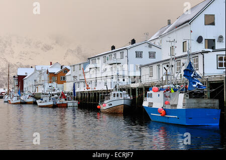 Bateaux amarrés dans un port en quelques maisons Banque D'Images