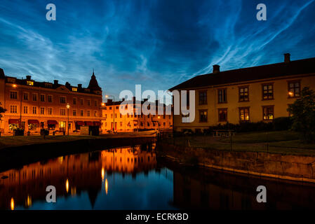 Bâtiments le long d'une rivière éclairée la nuit Banque D'Images