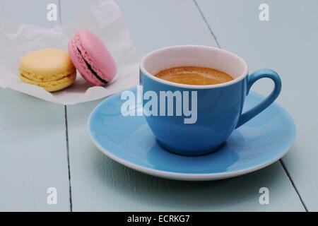 Tasse à Espresso Bleu et deux macarons, Close up Banque D'Images