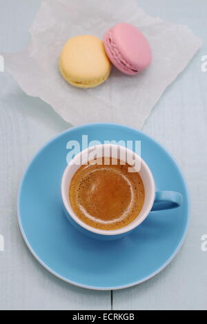 Tasse à Espresso Bleu et deux macarons biscuit, vue d'en haut Banque D'Images