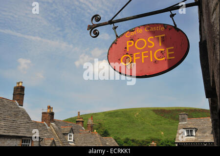 Un bureau de poste metal sign Corfe Castle Village, Dorset, Angleterre, Royaume-Uni. Banque D'Images