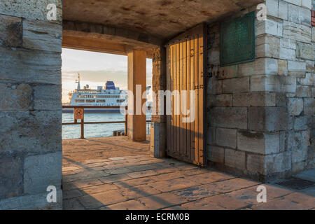 La vieille Sally Port de Portsmouth, Hampshire, Angleterre. Banque D'Images