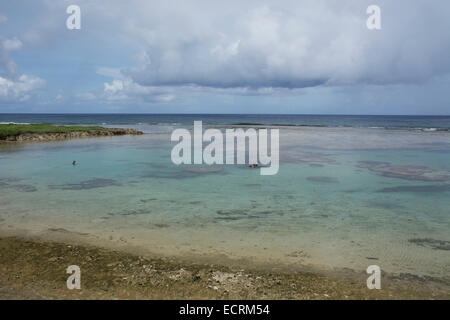 Micronésie, Îles Mariannes, US Territoire de Guam, Talofofo. Le sud de l'île de la plage. Les amateurs de plongée en eaux peu profondes Cove. Banque D'Images