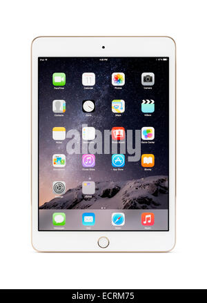 L'or blanc Apple iPad Mini tablette 3 ordinateur avec des icônes du bureau sur son afficheur. With clipping path isolé sur fond blanc. Banque D'Images