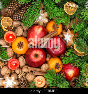 Noël Nourriture backdround. Les fruits, les biscuits, les épices et les noix. Vue d'en haut Banque D'Images