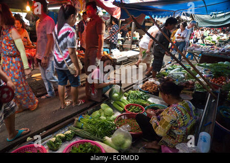 Vue horizontale du marché à Maeklong entourant les voies de chemin de fer. Banque D'Images