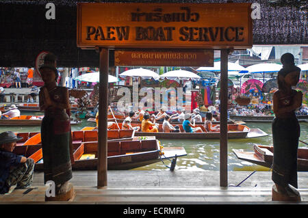 Vue horizontale du marché flottant de Damnoen Saduak à Ratchaburi près de Bangkok. Banque D'Images