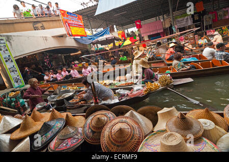 Vue horizontale à travers le marché flottant de Damnoen Saduak à Ratchaburi près de Bangkok. Banque D'Images
