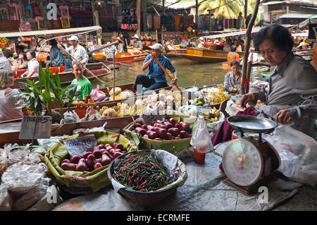 Vue horizontale à travers le marché flottant de Damnoen Saduak à Ratchaburi près de Bangkok. Banque D'Images