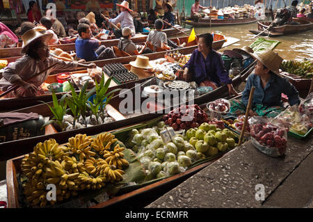 Vue horizontale à travers le marché flottant de Damnoen Saduak à Ratchaburi près de Bangkok. Banque D'Images