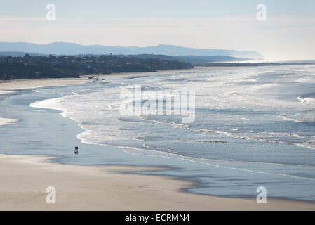 Prendre une marche sur l'Agate Beach sur la côte de l'Oregon. Banque D'Images