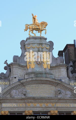 Statue de Charles-Alexandre de Lorraine (Maison-des-Brasseurs) sur le toit d'un immeuble, Grand Place (Square) Bruxelles, Belgique Banque D'Images