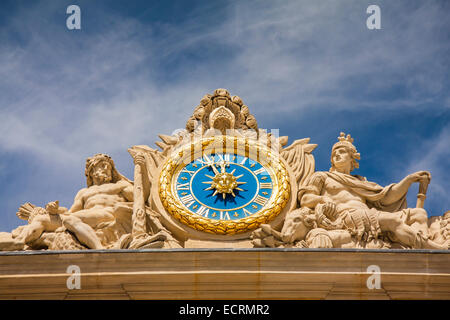 L'horloge et la sculpture d'Hercule au-dessus de l'entrée principale du Palais de Versailles, France Banque D'Images
