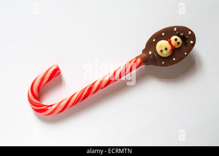 Canne de sucrerie au chocolat avec lumière de bicyclette prêt pour Noël isolé sur fond blanc - cannes de bonbon Banque D'Images