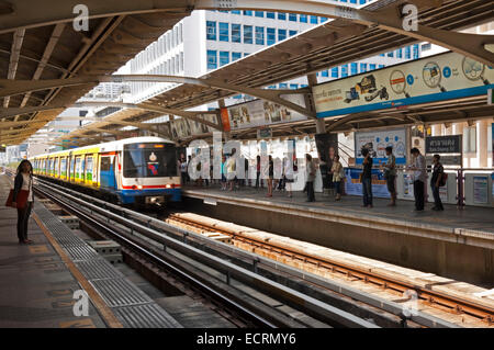 Grand angle horizontal de Bangkok skytrain BTS du réseau de transports publics. Banque D'Images