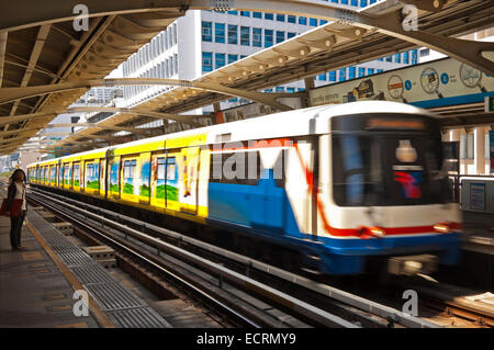 Grand angle horizontal de Bangkok skytrain BTS du réseau de transports publics. Banque D'Images