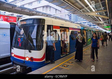 Grand angle horizontal de Bangkok skytrain BTS du réseau de transports publics. Banque D'Images