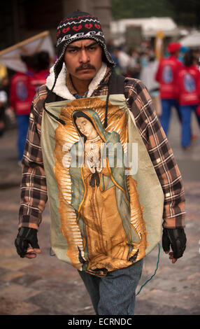 Un pèlerin marche portant une image de la Vierge de Guadalupe au pèlerinage annuel à la basilique Notre Dame de Guadalupe Banque D'Images