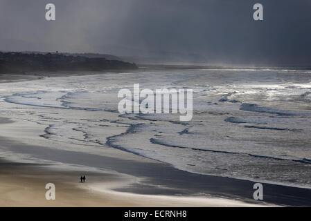 Prendre une marche sur l'Agate Beach sur la côte de l'Oregon. Banque D'Images