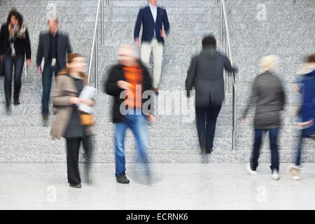 Les gens en montant un escalier Banque D'Images