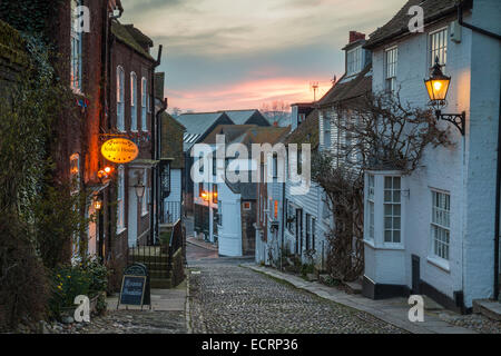 Soir sur Mermaid Street à Rye, East Sussex, Angleterre. Banque D'Images