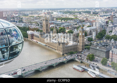 Vue de Big Ben et des chambres du Parlement à Londres, Angleterre, prises à partir d'une gélule de la roue panoramique London Eye Banque D'Images