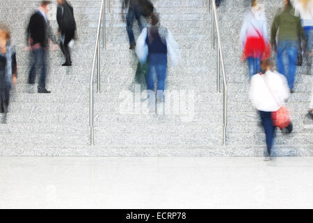 Les gens en montant un escalier, Motion Blur Banque D'Images