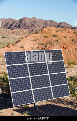 Panneaux solaires à côté d'une église près de Lake Mead, Nevada, USA. Banque D'Images