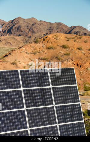 Panneaux solaires à côté d'une église près de Lake Mead, Nevada, USA. Banque D'Images