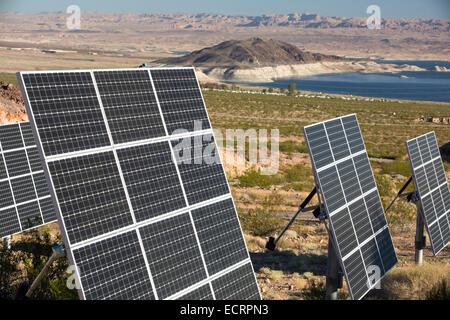 Panneaux solaires à côté d'une église près de Lake Mead, Nevada, USA. Banque D'Images