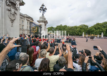 Changement de Garde de cérémonie a lieu dans le château de Windsor le 16 août 2014, à Windsor, en Angleterre. Les gardes en uniforme rouge britanniques sont parmi les plus célèbres dans le monde entier. Banque D'Images